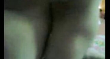 three some sex Chết tiệt trong clip quay len một chiếc váy.