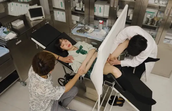 clip sex ha linh Chồng dẫn vợ đi khám phụ khoa gặp phải bác sĩ nam biến thái